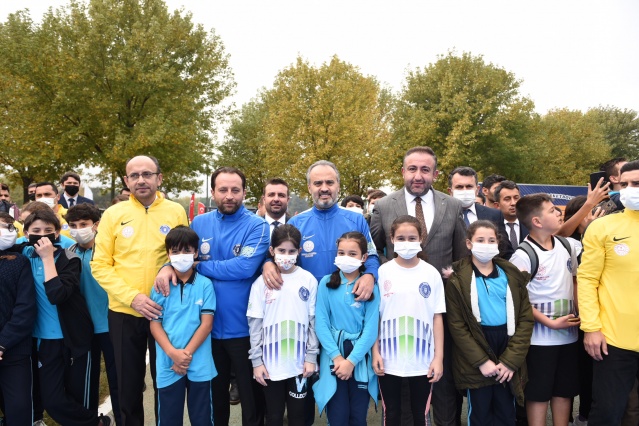 Bursa’da 250 bin çocuk sahaya iniyor