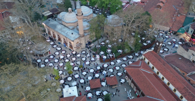 Tarihi meydan, iftar sofraları ile donatıldı