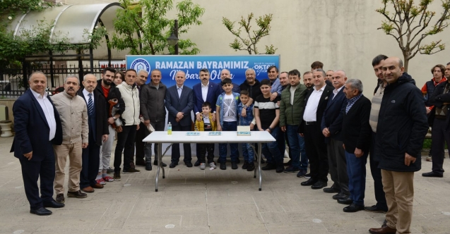 Başkan Oktay Yılmaz Bayramı Davutdede Camii'nde karşıladı