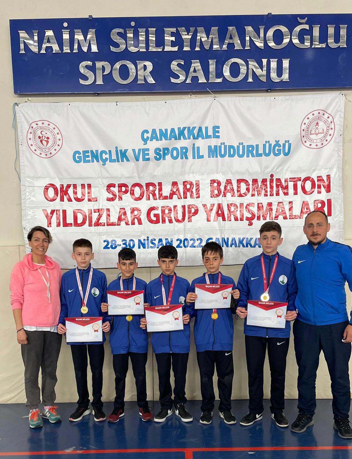 Osmangazili Badmintoncular Birincilik Kürsüsünde