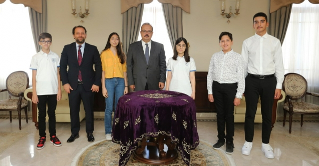 Vali Canbolat, Bursa’nın LGS Şampiyonlarını Tebrik Etti
