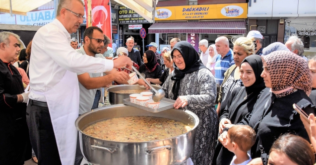 Karacabey Belediyesi’nden vatandaşlara aşure ikramı