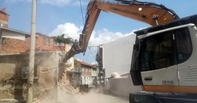 Tehlike arz eden 2 metruk bina yıkıldı