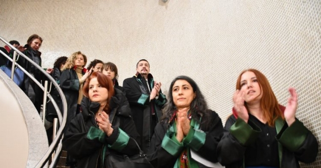 Avukatlardan alkışlı, protesto: Davaların tarafı değiliz!