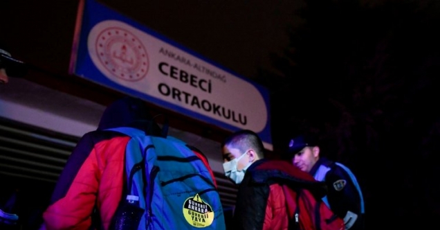 Öğrencilere reflektörlü çıkartma ve kol bandı
