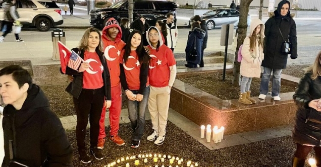 Chicago'da depremzedeler anısına ay-yıldız anma