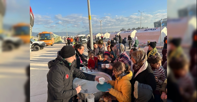 Depremzede Vatandaşlara Sıcak Çorba İkramı