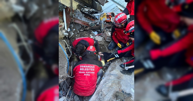 Osmangazili Ekipler Genç Kızı Enkaz Altından Çıkardı