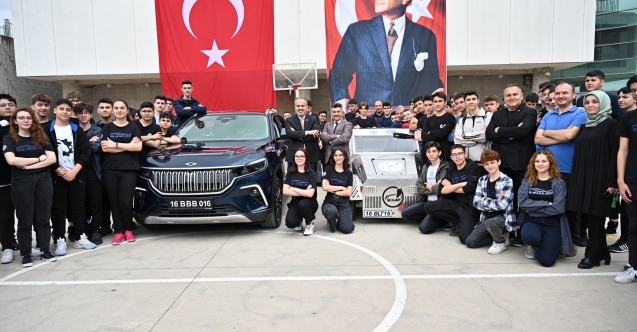 OKULDA ELEKTRİKLİ ARABA ÜRETEN LİSELİLER, TOGG'LA BULUŞTU