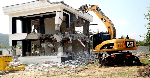 TARIM ALANINI İSTİLA EDEN LÜKS YAPI YERLE BİR EDİLDİ