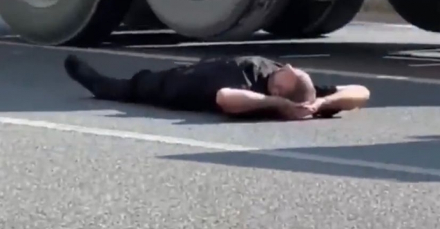 TRAFİĞİ UMURSAMADAN YERE YATARAK EYLEM YAPTI