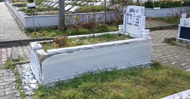 Eline çekici alıp babasının mezar taşlarını parçaladı!