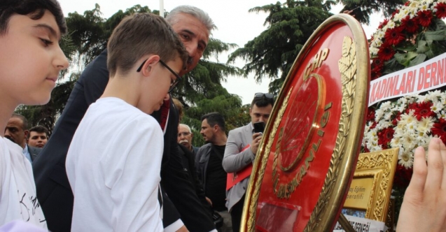 CHP Heykel’de Atatürk Anıtına Çelenk Sundu: Yeşiltaş’tan Demokrasi ve Ekonomik Kriz Vurgusu