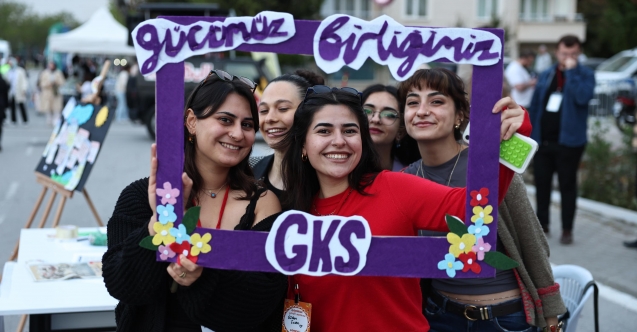 Üniversiteli gençler festivalde eğlenerek stres attı