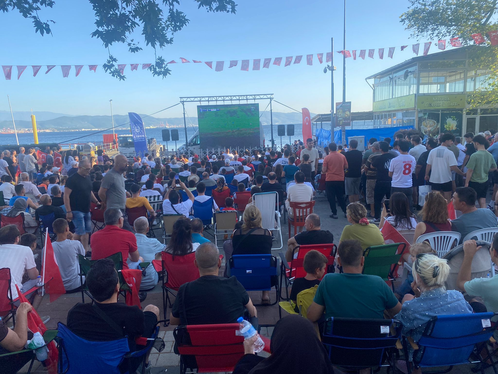 Bursalılar tarihi maçı dev ekranlarda izledi