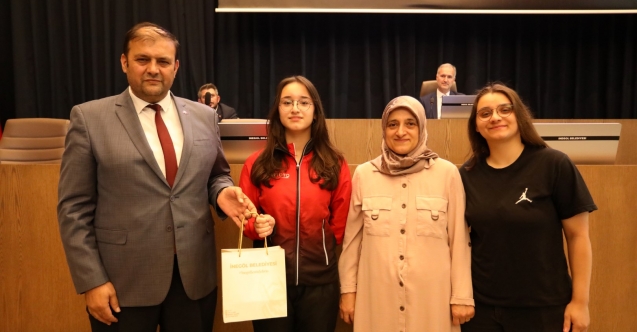 İnegöl'ün başarılı gençleri mecliste ağırlandı