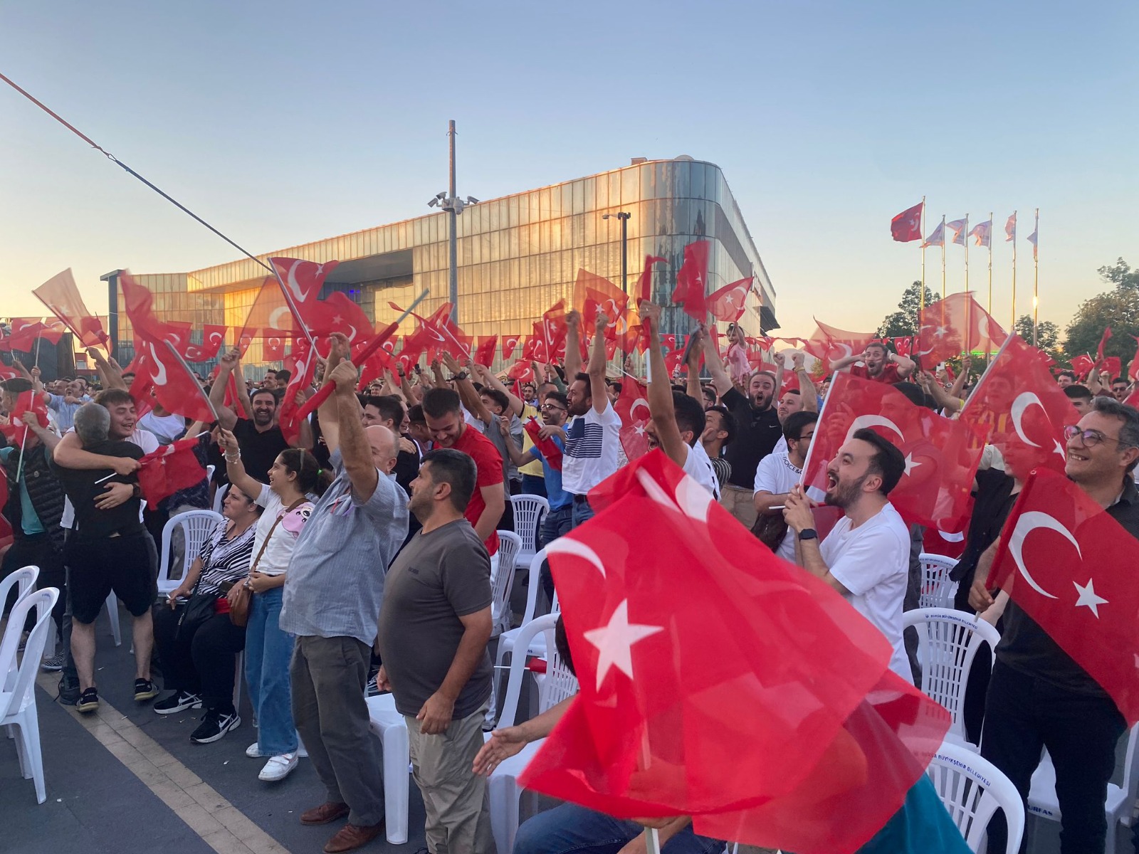 Milli Maç heyecanı İnegöl Kent Meydanında dev ekranda yaşanacak