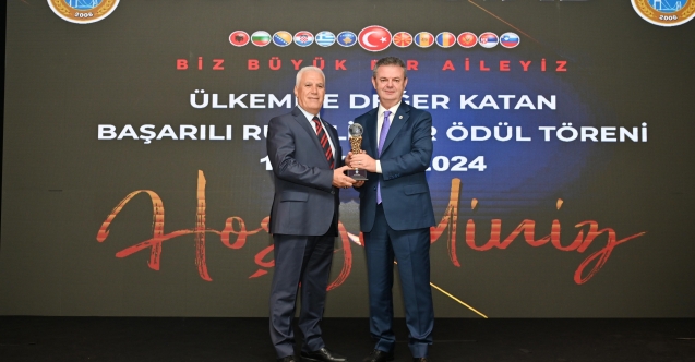 Başkan Bozbey’e RUMELİSİAD’tan ödül