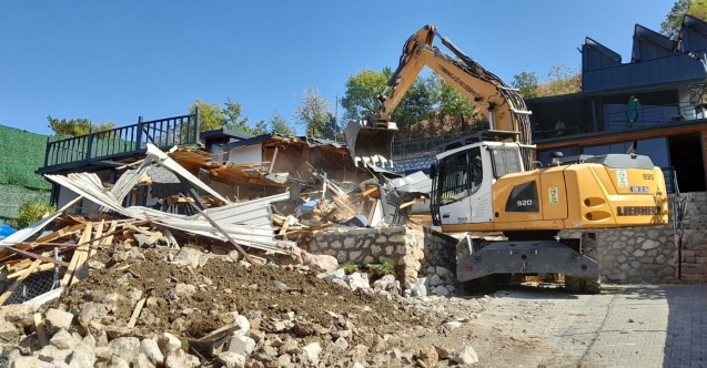 Gökçeören’de kaçak bir villa daha yıkıldı