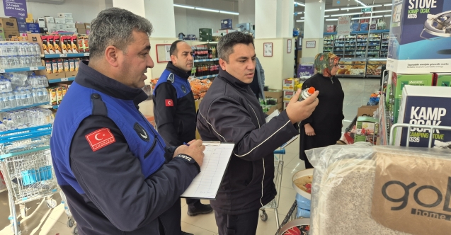 Raf ve kasa arasındaki fiyat farkı zabıtaya takıldı