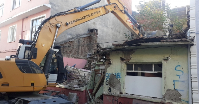 Tehlike saçan metruk bina yıkıldı
