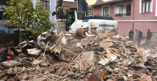 Gemlik Belediyesi'nden metruk bina temizliği