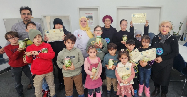 YEK Akademi Eğitim Kurumu ve Türk Yemek Kültürü derneği çocuklar için "Turşu Yapım Atolyesi" düzenledi