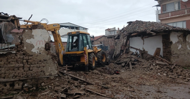 Yenişehir'de metruk binalar yıkılıyor