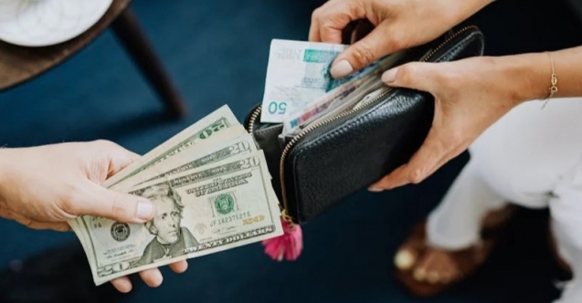 İstanbul'da dolar ve euro yükselişle başladı