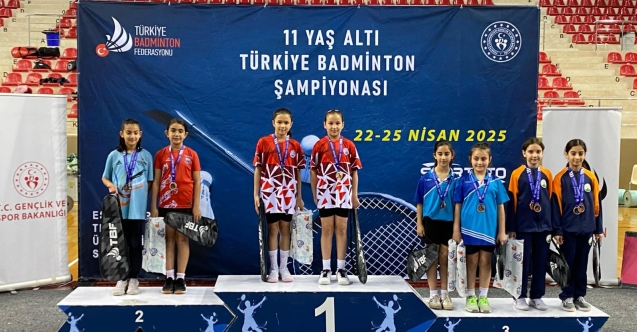 Genç badmintoncular Türkiye dereceleriyle döndü