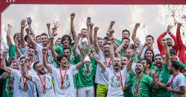 Yeşil beyazlı coşku: Bursaspor kupasını kaldırdı