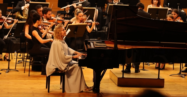 Nilüfer'in yeni Senfoni Orkestrası ilk konserinde Gülsin Onay'ı ağırladı