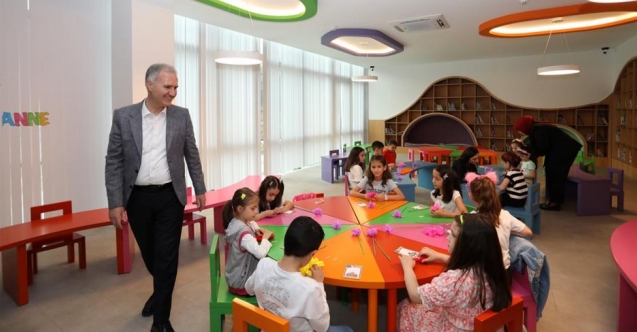 İnegöl Belediyesi'nden çocuklara anneler günü sürprizi: El yapımı çiçek atölyesi