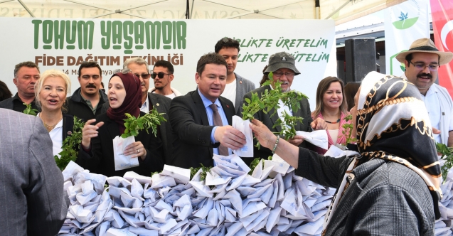 Balkonlar tarım alanına dönüşüyor: Osmangazi fide dağıttı