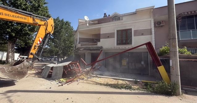 Osmangazi Belediyesi Yunuseli'nde kaçak bina bölümünü yıktı