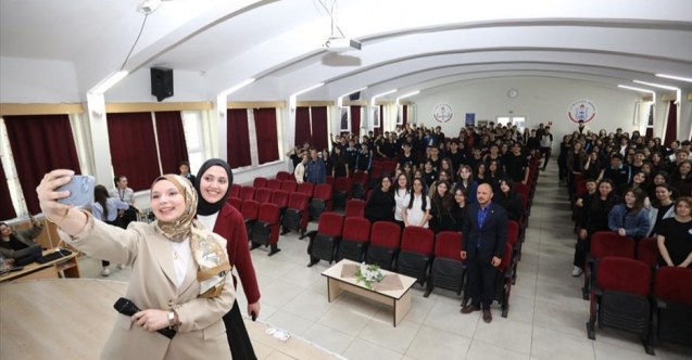 Üniversiteliler liselilere dijital dünyayı anlattı