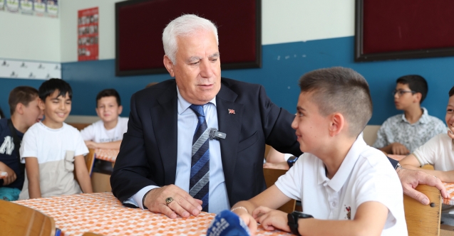 Başkan Bozbey, öğrencilerin karne sevincine ortak oldu