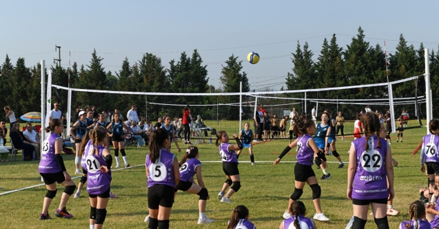 Osmangazide kız çocukları için Mini Voleybol Şenliği
