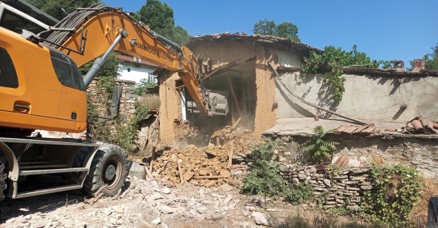 Tehlikeli yapılar yıkılıyor: Osmangazi'de kent güvenliği öncelik oldu