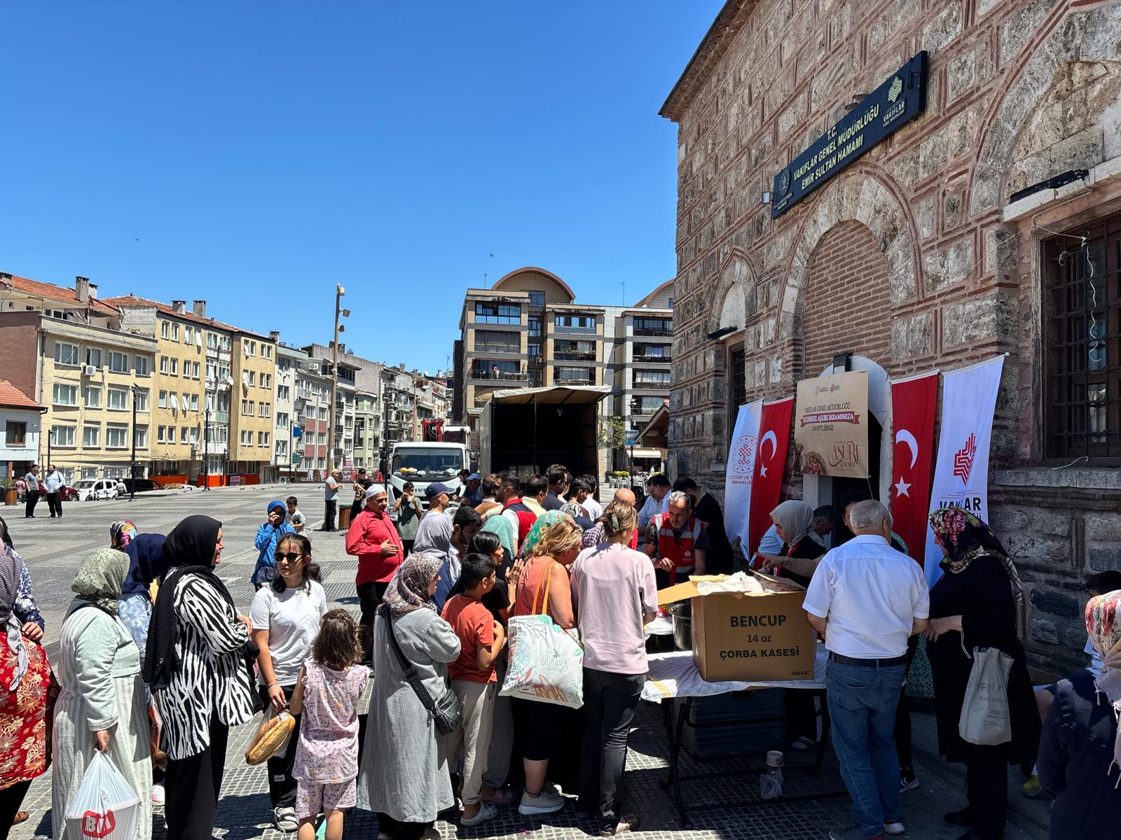 Vakıflar Genel Müdürlüğü aşure bereketini 81 ile taşıdı