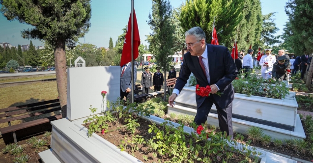 Vali Ayyıldız#039;dan 15 Temmuz şehitlerinin kabirlerine ziyaret