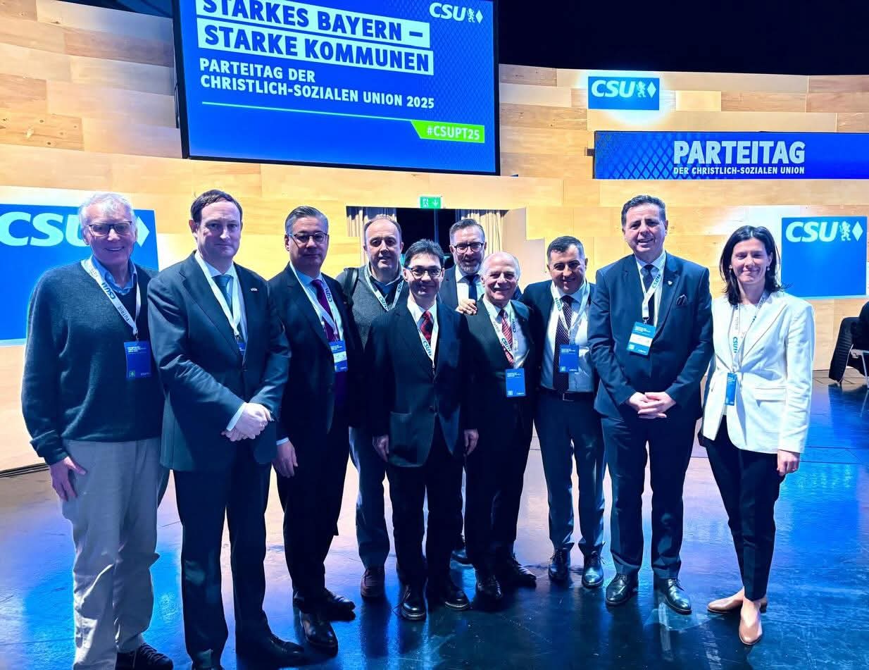 Münih Başkonsolosu Süalp Erdoğan ve CSU’lu genç siyasetçi Serdar Duran, CSU Parti Kongresi’nde