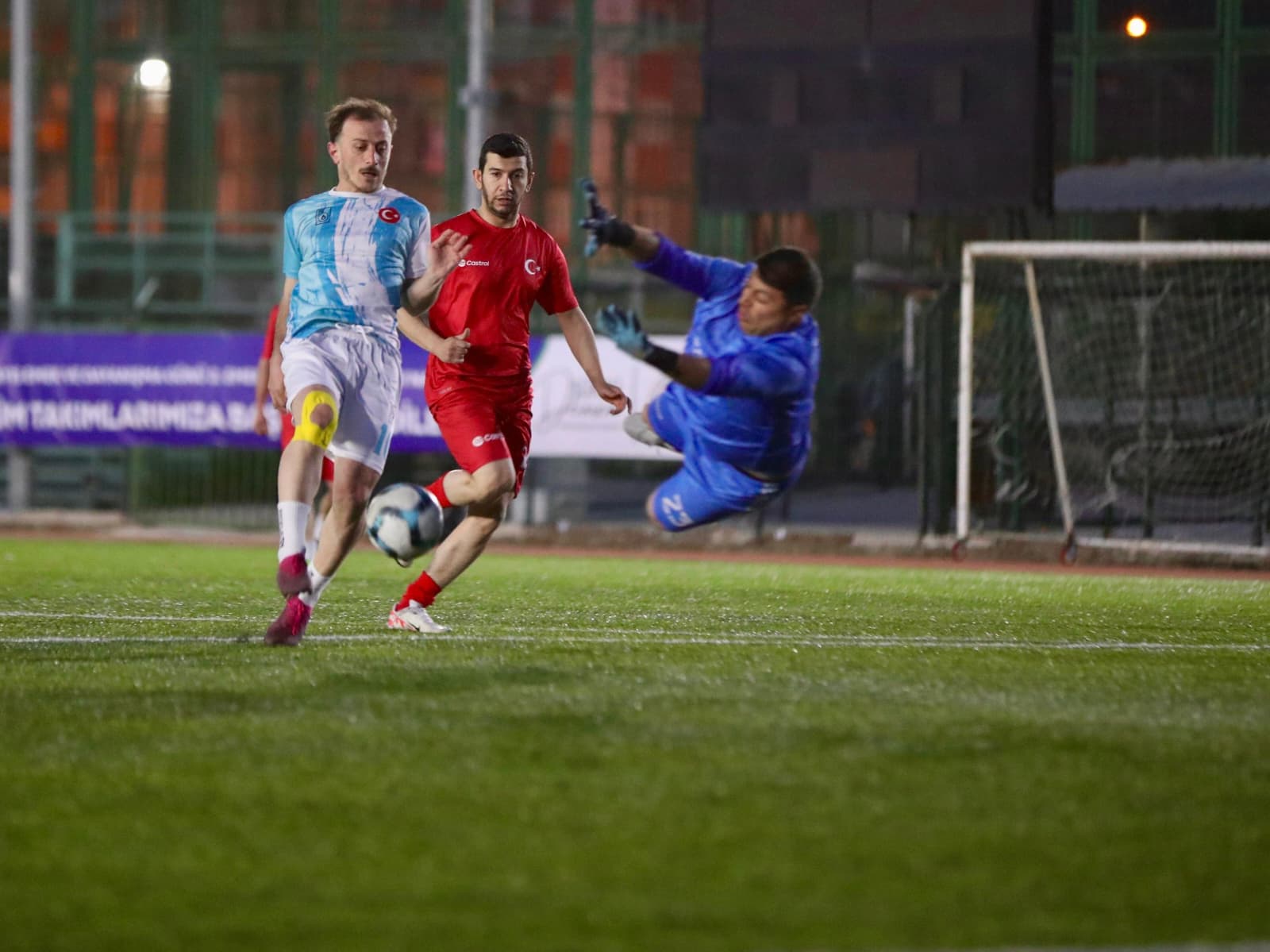 1 Mayıs ruhu sahada: Emek Kupası’nda ilk düdük çaldı