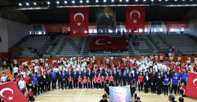 İnegöl'de Gençlik Bayramı performanslarla renklendi