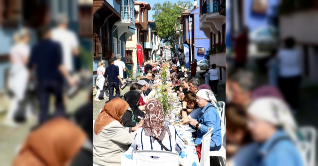 Mudanya'da Anneler Günü: Tarihi sokaklarda sevgi sofraları kuruldu