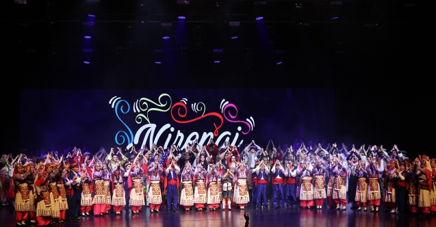 Nilüfer Halk Dansları Topluluğu "Nirengi" gösterisi ile Merinos'ta büyüledi