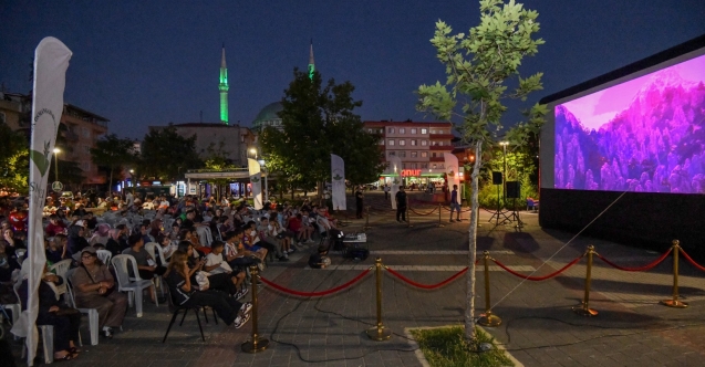 Osmangazi'de mahalle mahalle gezen yazlık sinema nostaljisi başladı