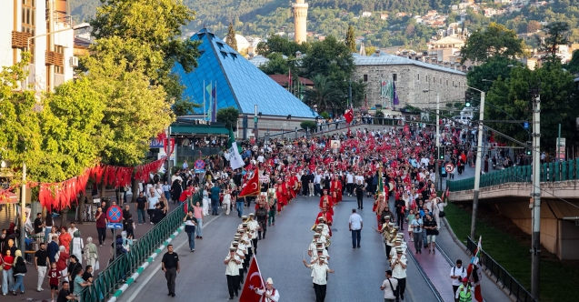 Bursa tek yürek oldu: 15 Temmuz'da binler meydanlara çıktı