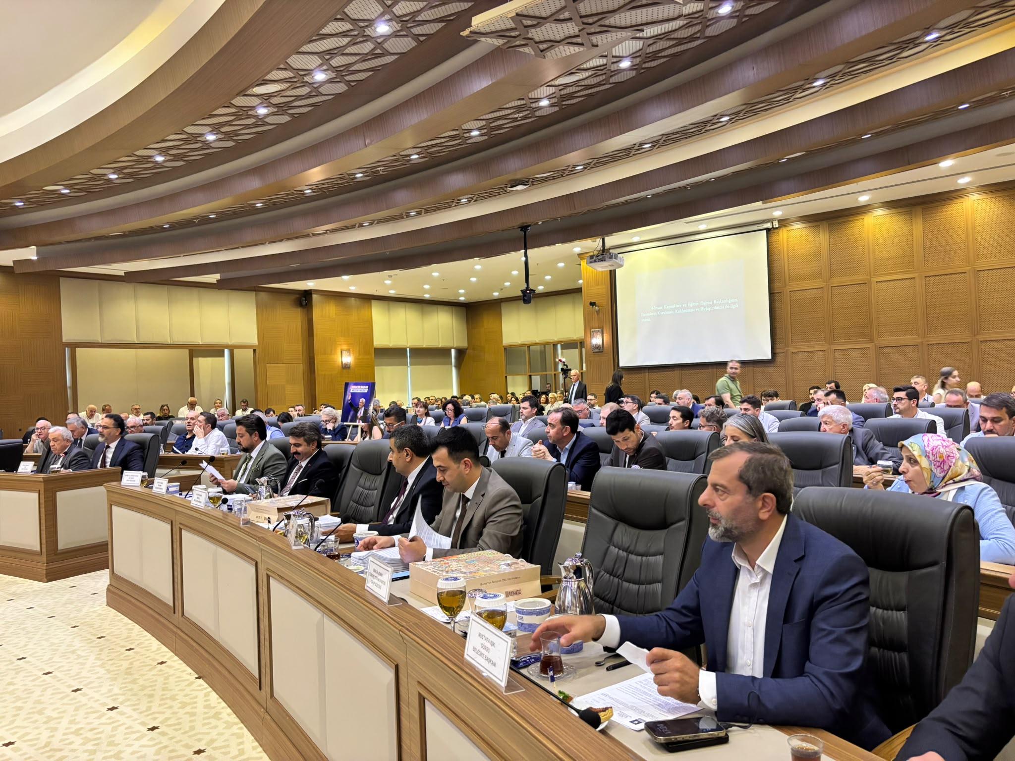 Büyükşehir Meclisi’nde tansiyon yükseldi: CHP Grubu salonu terk etti