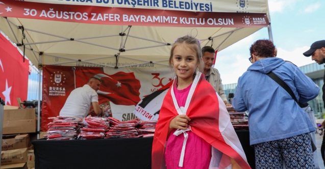 Bursa’da 104. yıl coşkusu: Meydanlarda ön binlerce Türk Bayrağı dağıtıldı